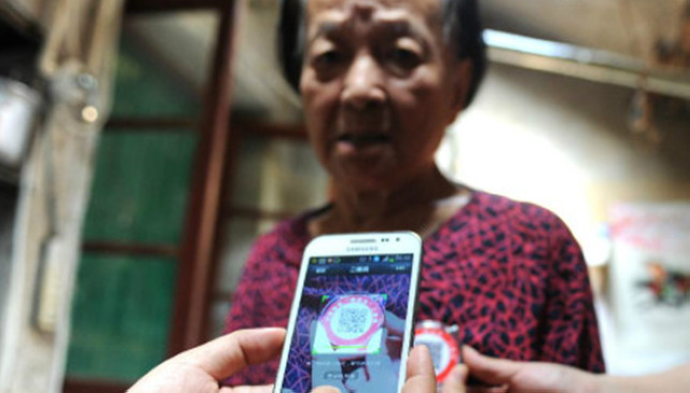 qr code on wristband for the elderly during emergencies